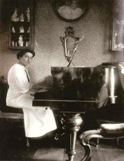 Photograph of Dora Pejačević seated at the piano, before 1923