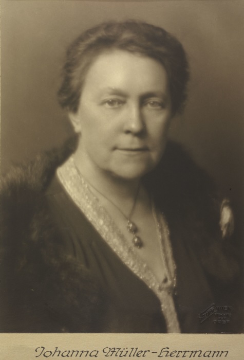 Portrait photograph of Johanna Müller-Hermann, photographed by Georg Fayer, Vienna, 1927